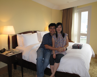 20090718_G10_0005_rs Us on the tall bed with a complimentary box of bathrobes.